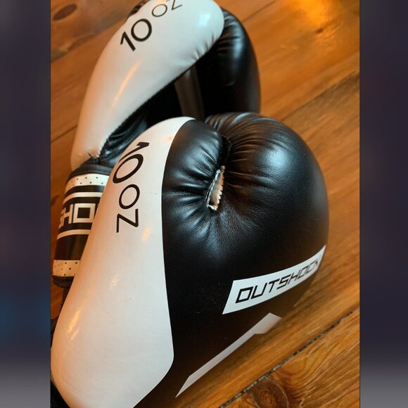 OUTSHOCK - Ergonomic Boxing Gloves - 120 Black & White - 10 oz - Picture 4 of 7